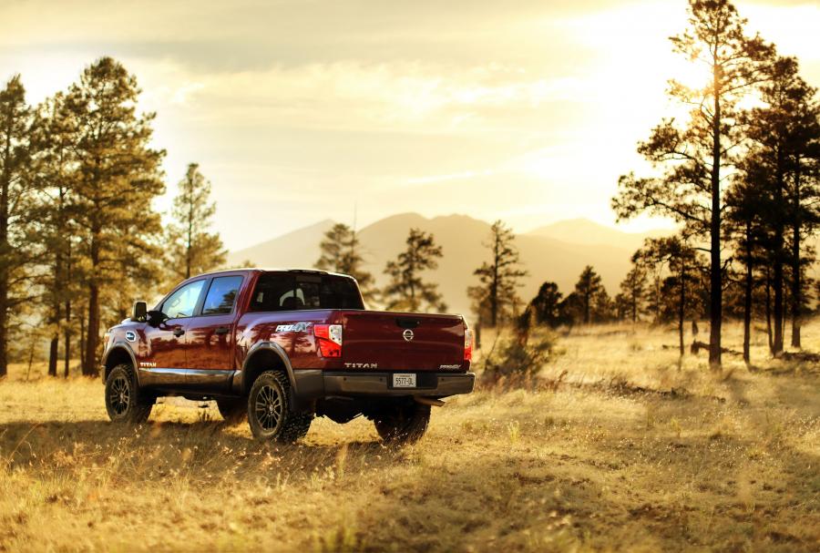  Nissan Titan PRO-4X Crew Cab 2016 года  (фото 14 из 15)